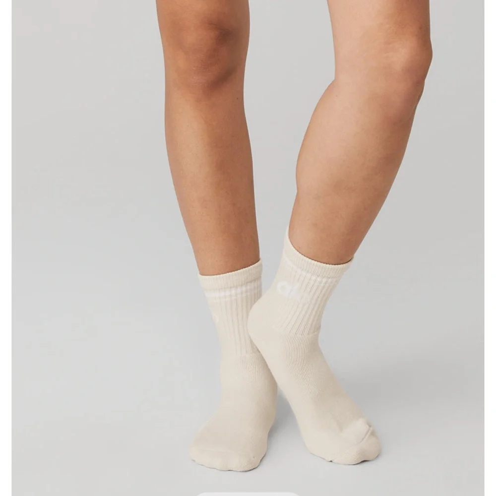 ALO Yoga Men's Casual Cream Socks - Picture 3 of 3